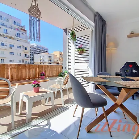 A Chic One-bedroom Retreat With Balcony In St Pauls Bay Appartement